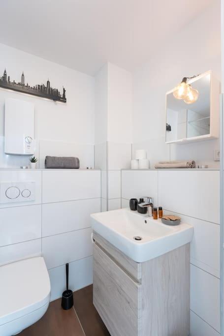- Cozy Apartment In The Heart Of Duisburg With New York Design & Betten & Sofa - 5 Mins Central Station Hbf - Big Tv & Wifi -- 外观 照片