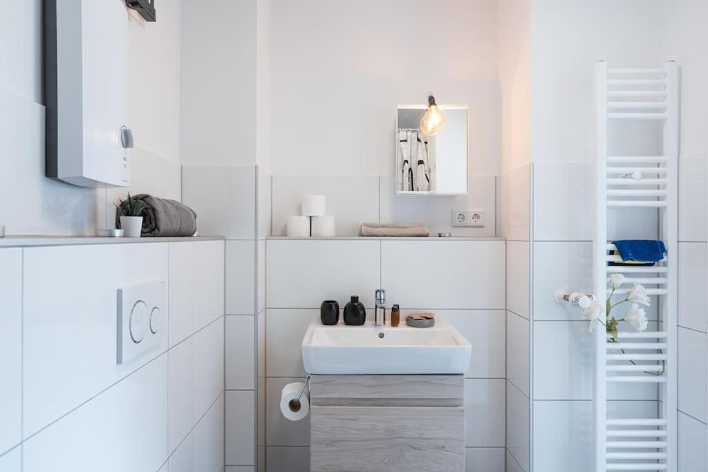 - Cozy Apartment In The Heart Of Duisburg With New York Design & Betten & Sofa - 5 Mins Central Station Hbf - Big Tv & Wifi -- 外观 照片